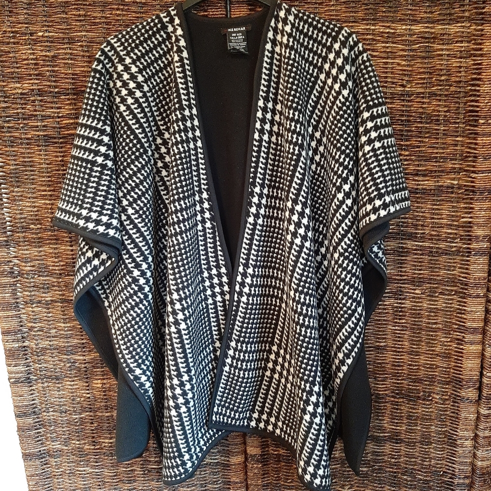 Reversible Oversized Houndstooth Ruana Wrap Black